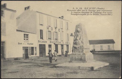 Monument érigé par la Norvège pour commémorer le sauvetage des naufragés du cargo norvégien l'"Ymer" torpillé par les Allemands, en 1917, avec en arrière-plan l'hôtel et le " café du commerce " (prédécesseur de l' " hôtel Turbé ") accolé au " bar de la marine ".